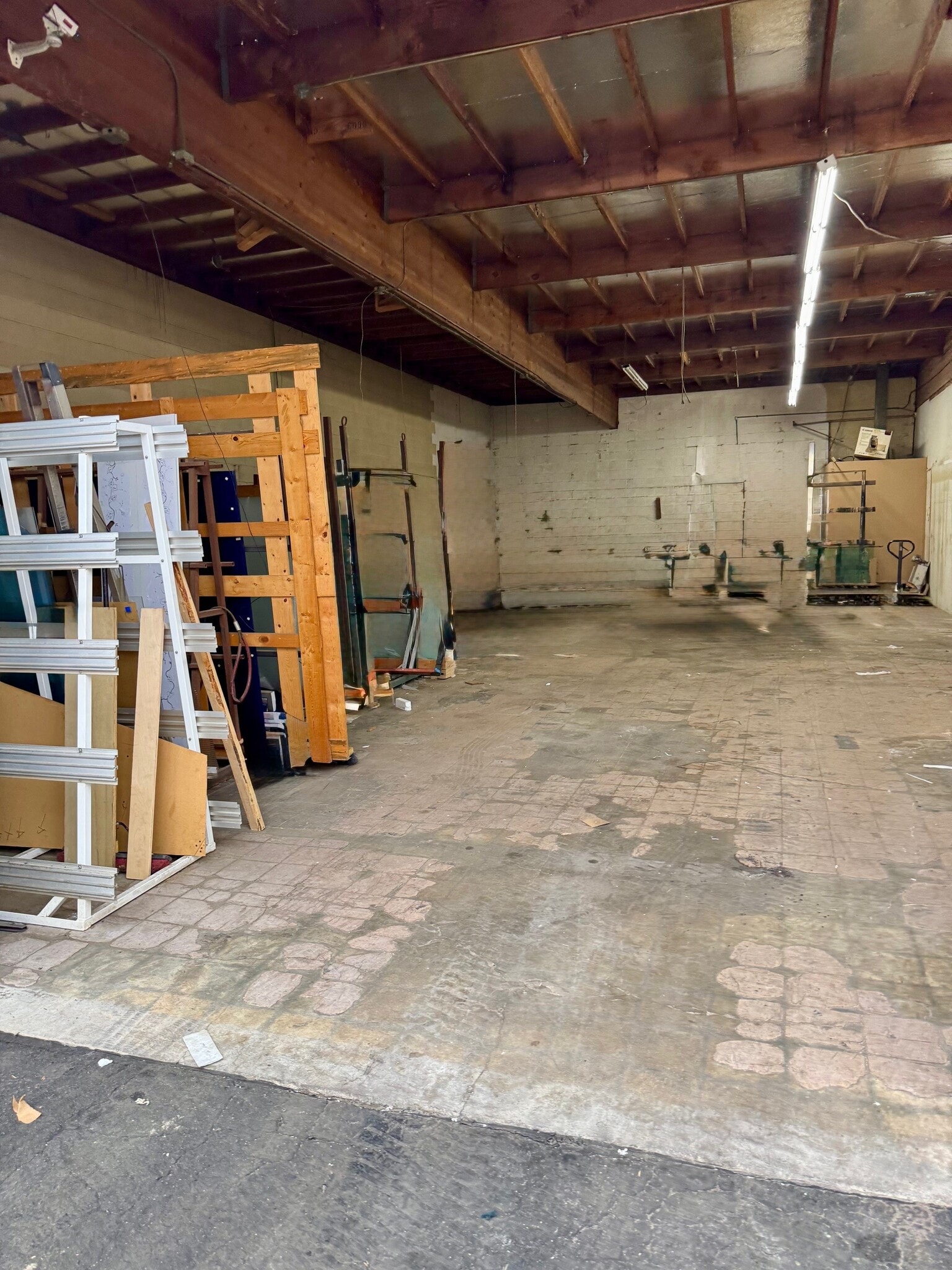 15201 Keswick St, Van Nuys, CA for lease Interior Photo- Image 1 of 2