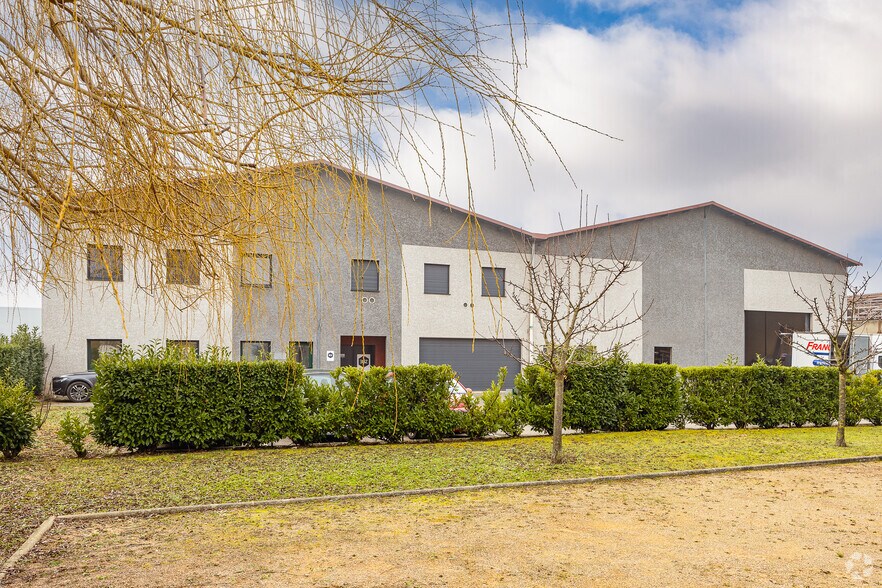 Flex in Décines-Charpieu for lease - Building Photo - Image 2 of 2