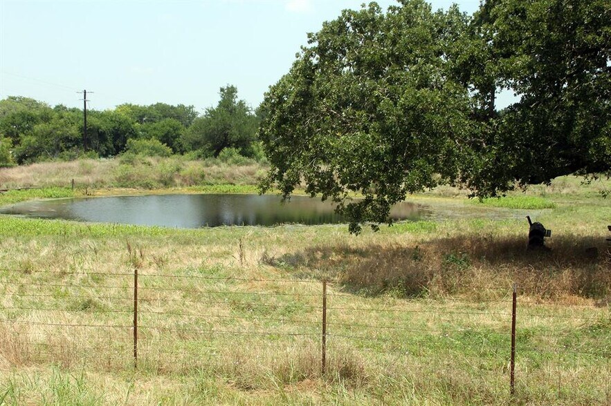 108 Sorrell St, Red Rock, TX à vendre - Photo du bâtiment - Image 1 de 3