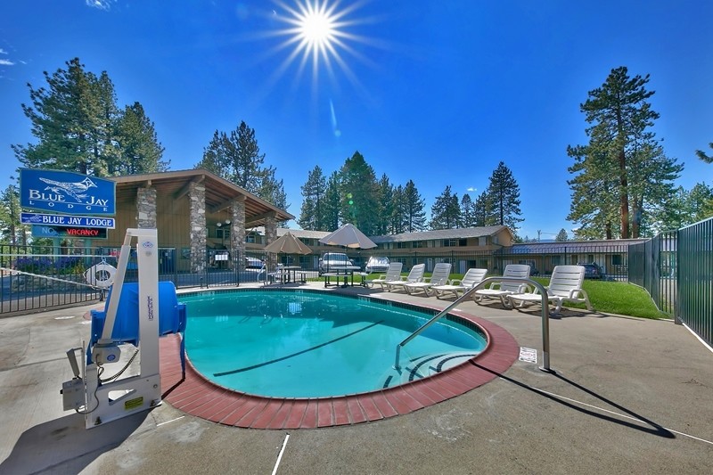 4133 Cedar Ave, South Lake Tahoe, CA à vendre - Photo du bâtiment - Image 1 de 1