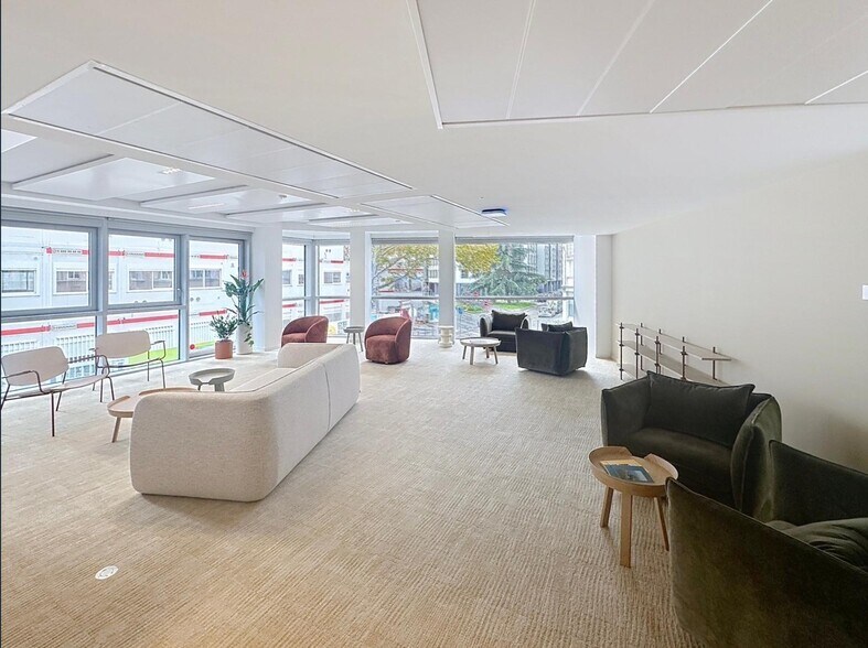 Office in Lyon for lease - Building Photo - Image 2 of 12