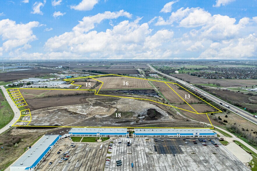 1021 Wylie Dr, Bloomington, IL à vendre - Photo du bâtiment - Image 1 de 20