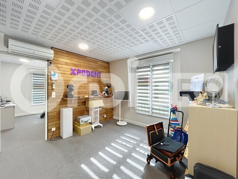 Office in Vineuil-Saint-Firmin for sale - Interior Photo - Image 2 of 5