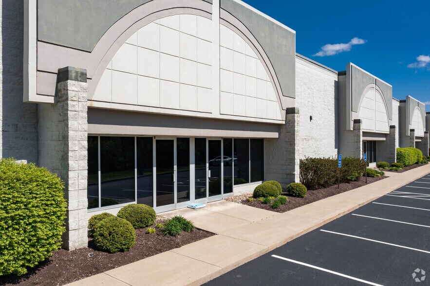 7453 Empire Dr, Florence, KY à louer - Photo du bâtiment - Image 2 de 4