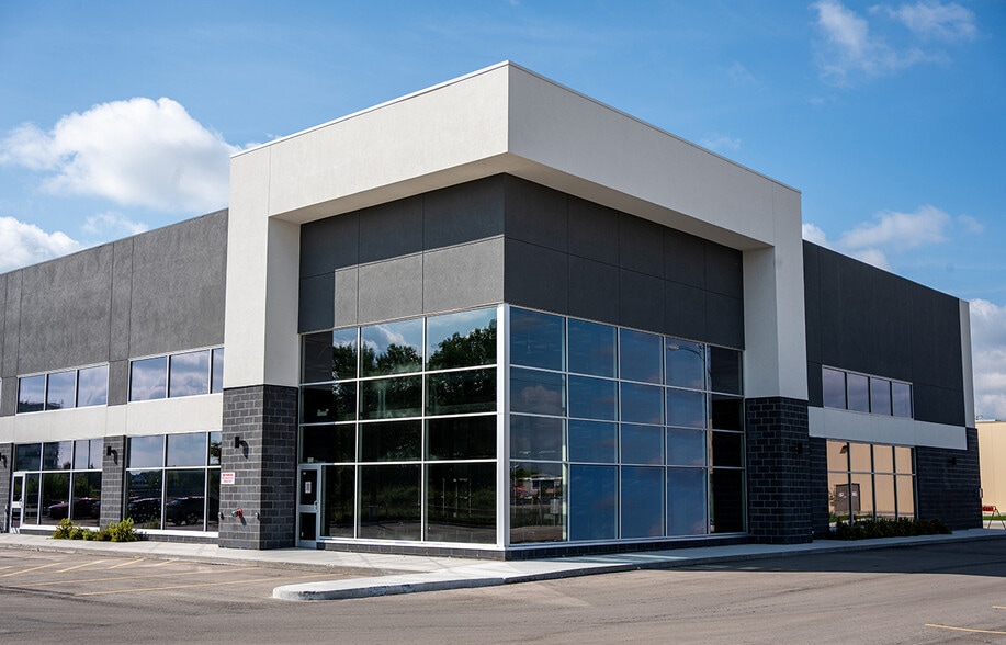 990 Taylor, Winnipeg, MB for lease - Building Photo - Image 2 of 10