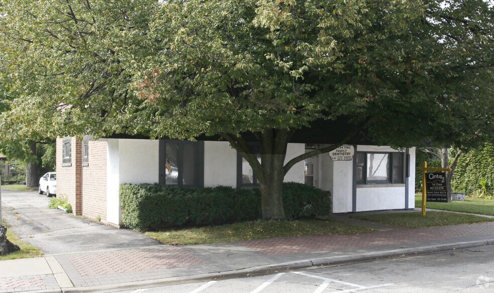 214 Emerson St, Mount Prospect, IL à louer - Photo du bâtiment - Image 2 de 2