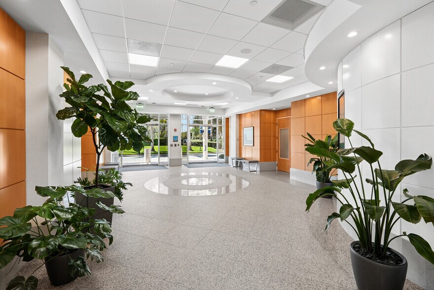 7108-7121 Fairway Dr, Palm Beach Gardens, FL à louer - Hall d’entrée - Image 3 de 26
