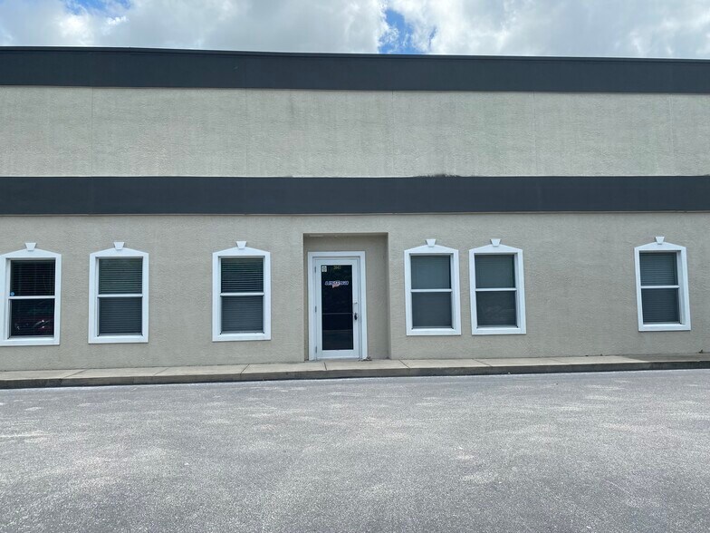 2047-2071 Global Ct, Sarasota, FL for lease - Building Photo - Image 3 of 14