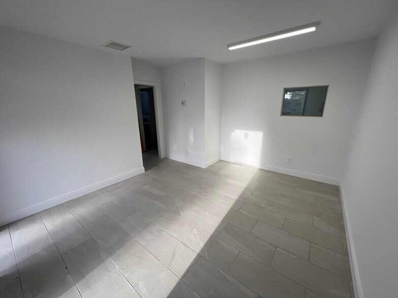 500 W Commerce Way W, Jupiter, FL à louer - Photo du bâtiment - Image 3 de 17