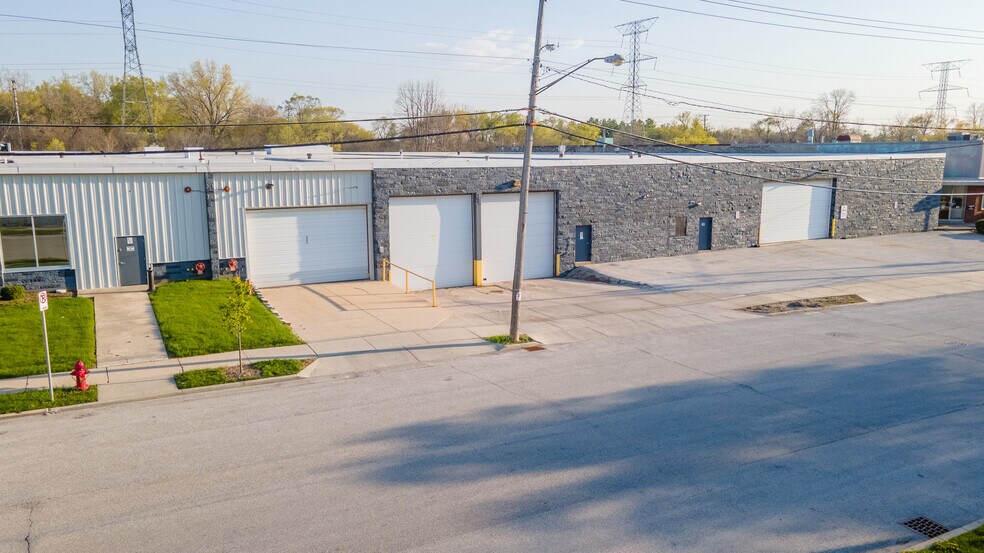 4609-4801 W Woolworth Ave, Milwaukee, WI à louer - Photo du bâtiment - Image 2 de 14