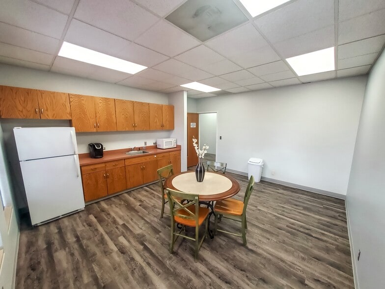 2016 S Pueblo Blvd, Pueblo, CO for lease - Interior Photo - Image 2 of 6