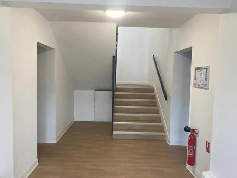 Industrial in SAINT-OUEN-L'AUMONE for lease - Interior Photo - Image 2 of 9