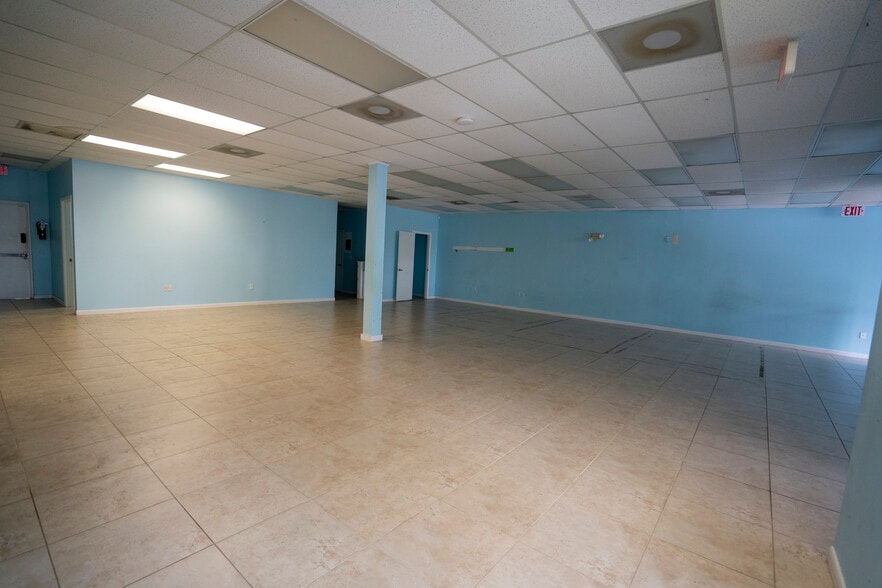 7108-7162 W McNab Rd, Tamarac, FL for lease - Interior Photo - Image 2 of 9