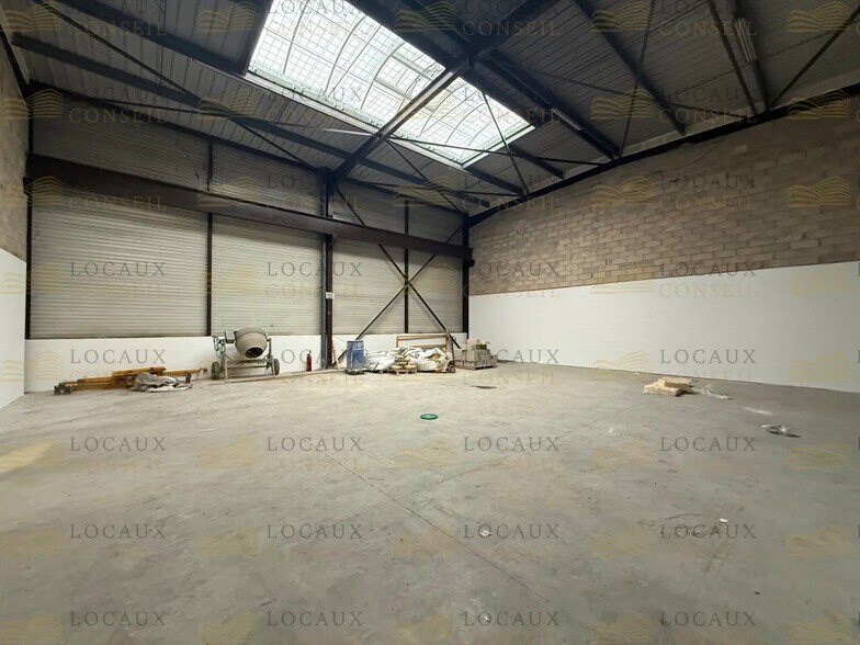 Flex in Le Thillay for lease - Interior Photo - Image 2 of 5