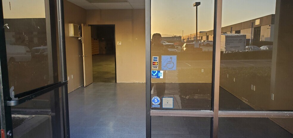 681 Anita St, Chula Vista, CA à vendre - Photo du bâtiment - Image 3 de 11