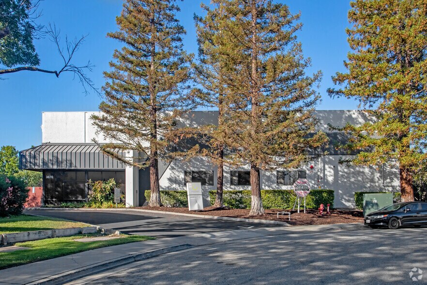 3870 Charter Park Dr, San Jose, CA à louer - Photo du bâtiment - Image 2 de 4