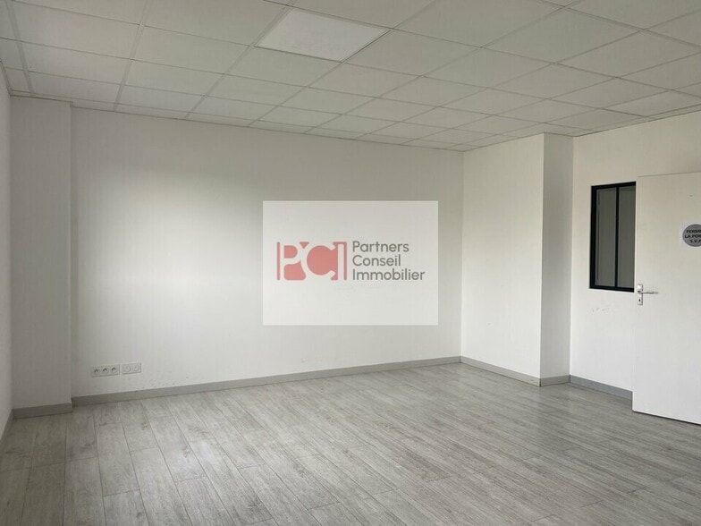 Flex in Nîmes for lease - Interior Photo - Image 2 of 3