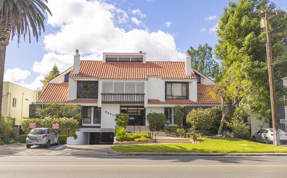 4931 Coldwater Canyon Ave, Van Nuys, CA for sale - Primary Photo - Image 1 of 12