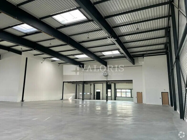 Flex in Saint-Priest for lease - Interior Photo - Image 3 of 14