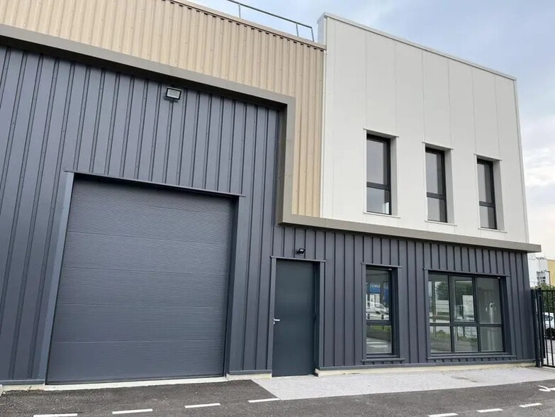 150 Bis Rue Ampère, Genay à louer - Photo du bâtiment - Image 2 de 21