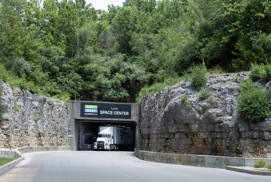 1500 Geospace Dr, Independence, MO for lease - Building Photo - Image 2 of 12