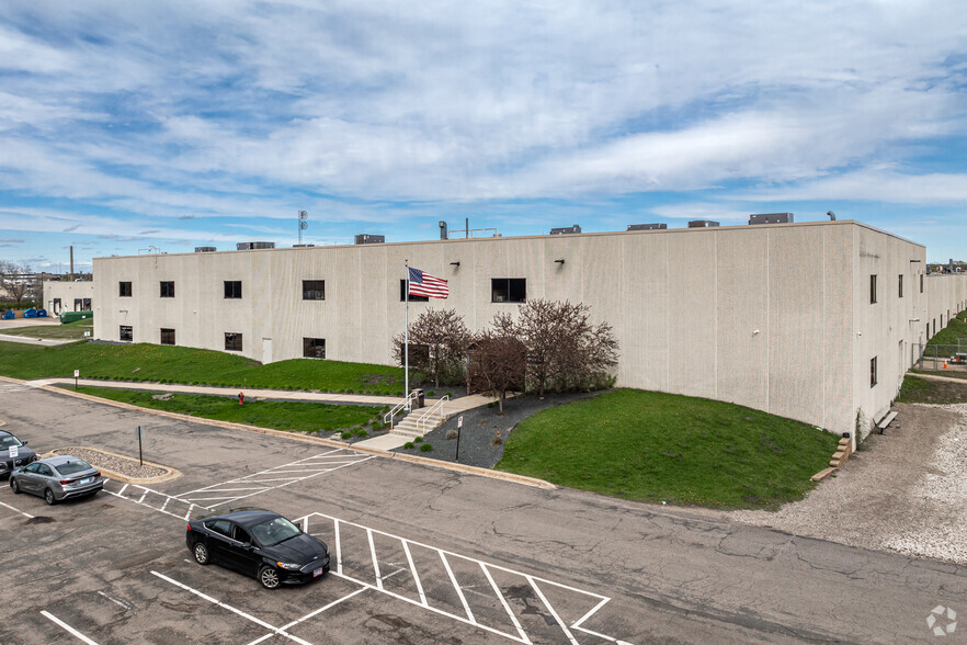 8840-8880 Evergreen Blvd NW, Coon Rapids, MN for lease - Building Photo - Image 1 of 8