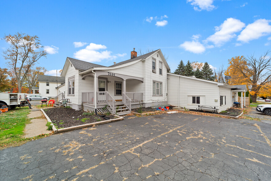 7444 Lake Ave, Elyria, OH for sale - Primary Photo - Image 1 of 28