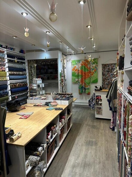 Retail in Paris for lease - Interior Photo - Image 3 of 10