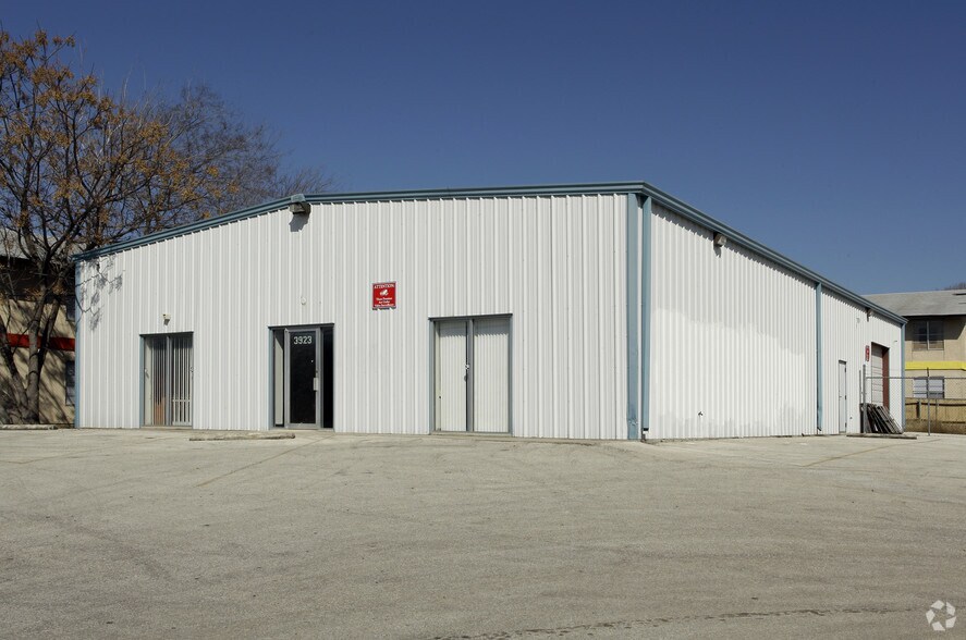 3923 E Southcross Blvd, San Antonio, TX for sale - Primary Photo - Image 1 of 8