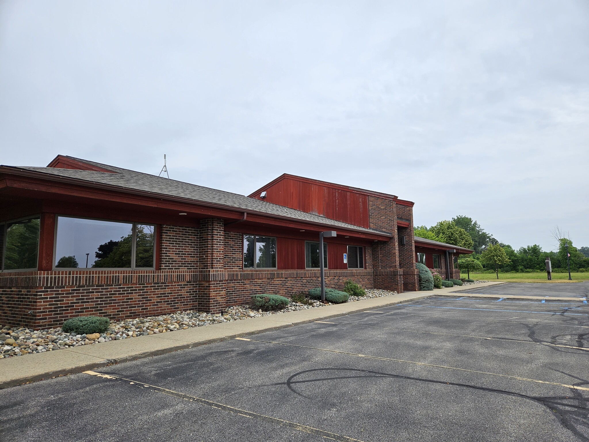 5225 Hampton Pl, Saginaw, MI for lease Building Photo- Image 1 of 27