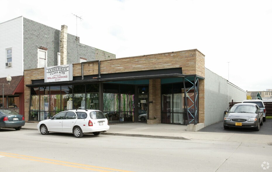 111 S Main St, Oconomowoc, WI à vendre - Photo du bâtiment - Image 1 de 5