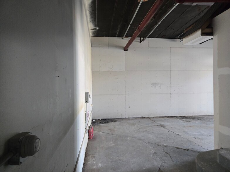 51 Van Brunt St, Brooklyn, NY à louer - Photo du bâtiment - Image 2 de 6