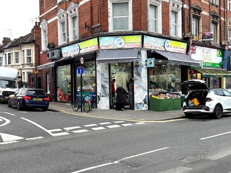 153 High Rd, Londres à vendre - Photo du bâtiment - Image 2 de 10