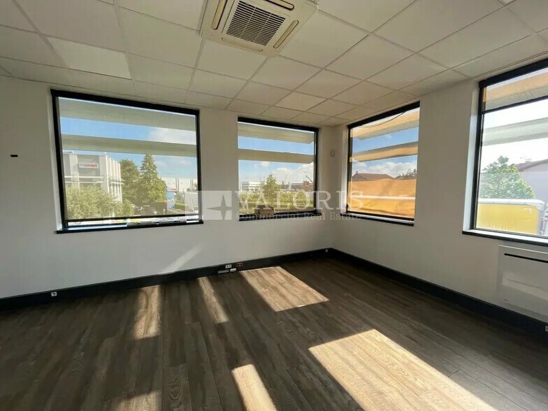 Office in Corbas for lease - Interior Photo - Image 1 of 20