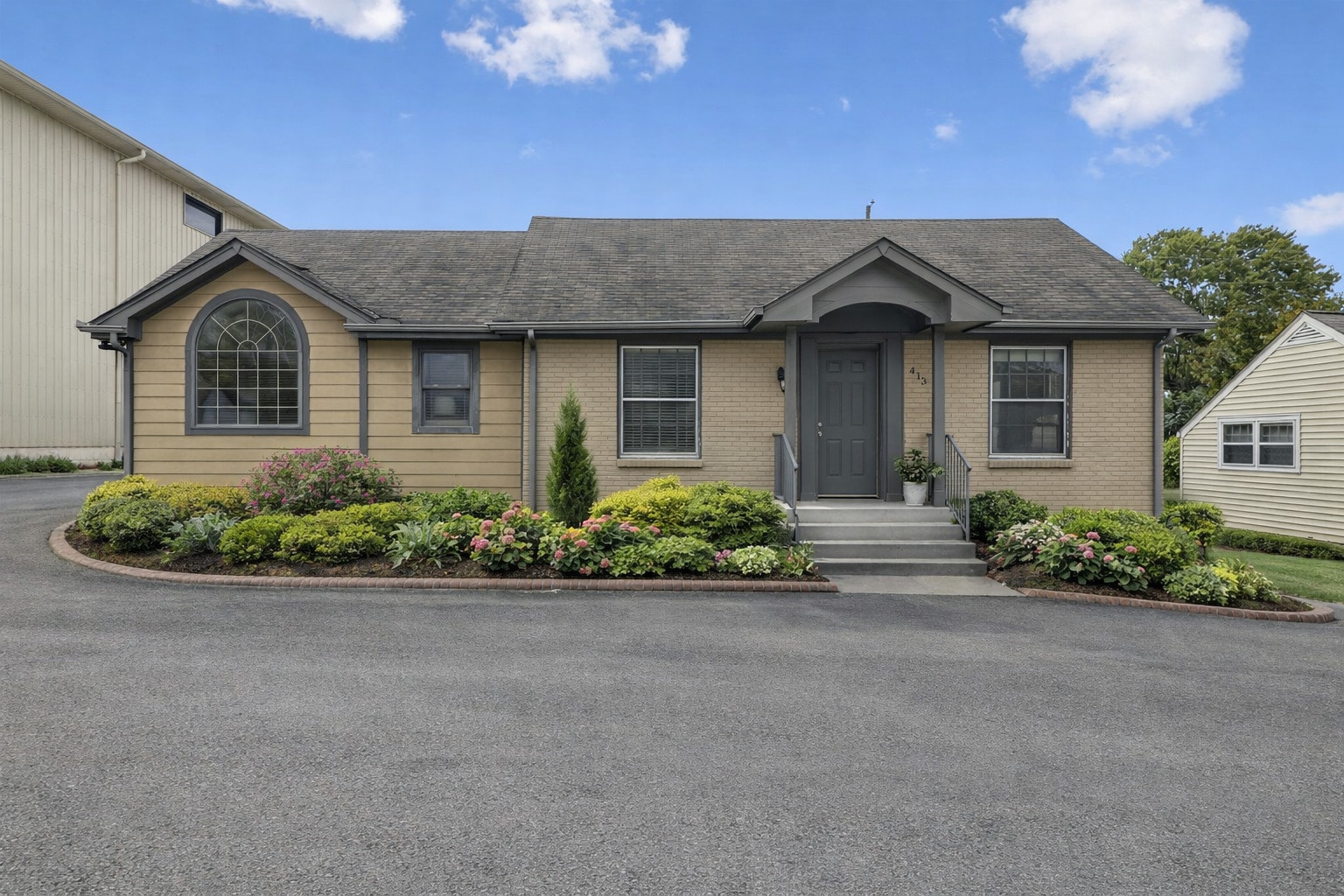 413 E Iris Dr, Nashville, TN for sale Primary Photo- Image 1 of 9