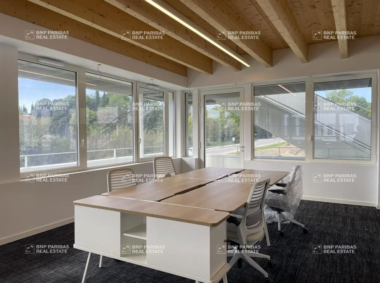 Office in Ventabren for lease Interior Photo- Image 1 of 6