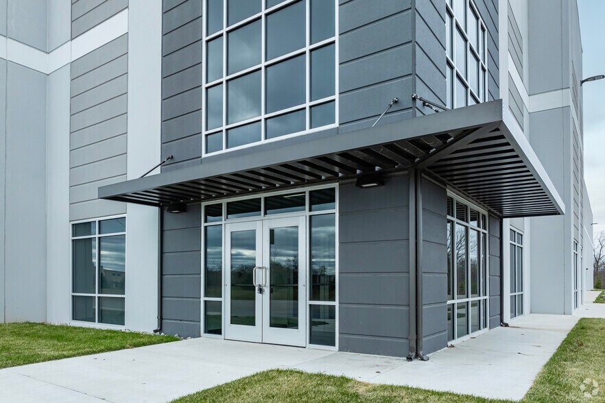 32250 Smith Rd, Romulus, MI à louer - Photo du bâtiment - Image 2 de 6