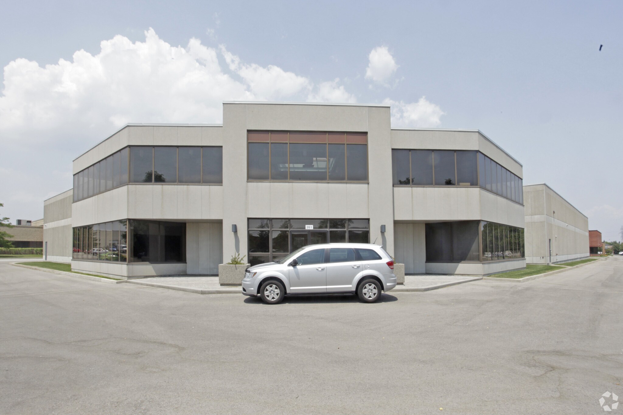 261 Ambassador Dr, Mississauga, ON for lease Primary Photo- Image 1 of 3