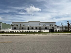 669 Stonecrest Ln, Cape Coral, FL for lease Interior Photo- Image 2 of 8