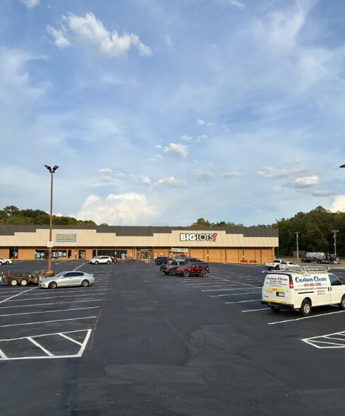 1031 S Riverside Dr, Clarksville, TN à louer - Photo du bâtiment - Image 2 de 12