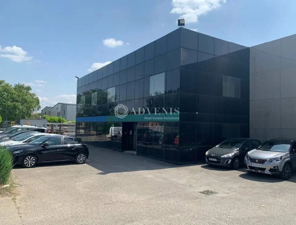 Flex in Vaulx-en-Velin for lease Building Photo- Image 1 of 5