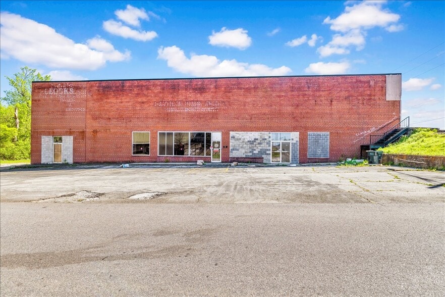 2025-2027 Center Point Pky, Birmingham, AL à vendre - Photo du bâtiment - Image 3 de 13