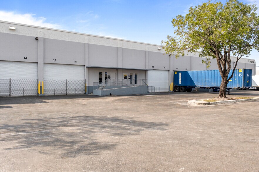 1700-1744 NW 82nd Ave, Doral, FL à louer - Photo du bâtiment - Image 2 de 6