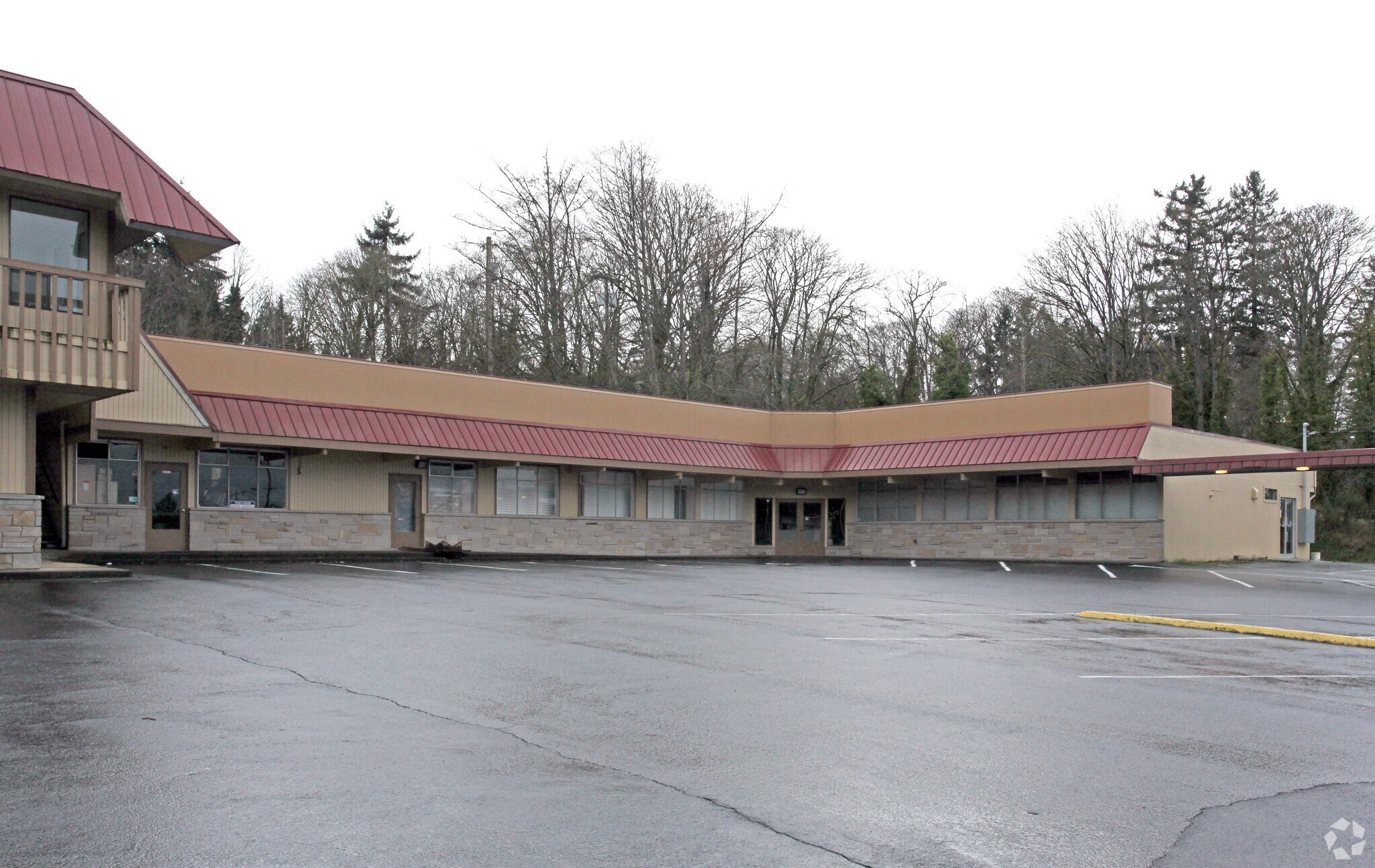 100-160 Bethel Ave portefeuille de 3 propriétés à vendre sur LoopNet.ca Photo principale- Image 1 de 7