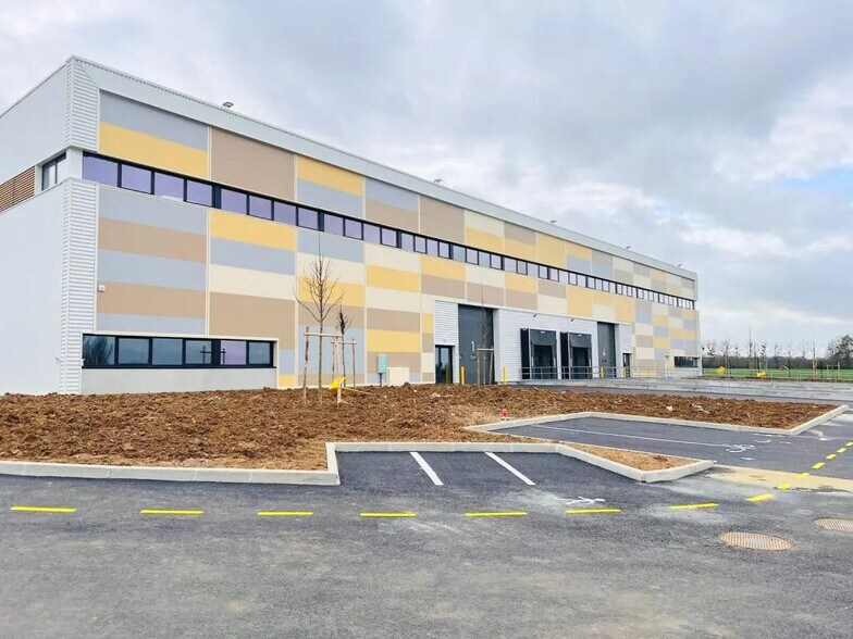 Flex in Plaisir for lease - Building Photo - Image 1 of 26