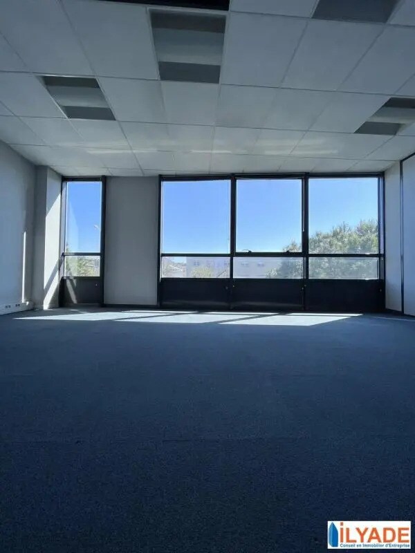 15 Avenue Andre Roussin, Marseille for lease Interior Photo- Image 1 of 10