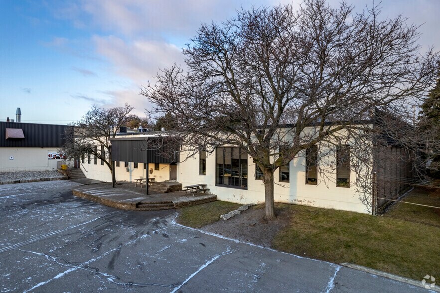 2442 S Sheridan Way, Mississauga, ON à vendre - Photo du bâtiment - Image 3 de 4