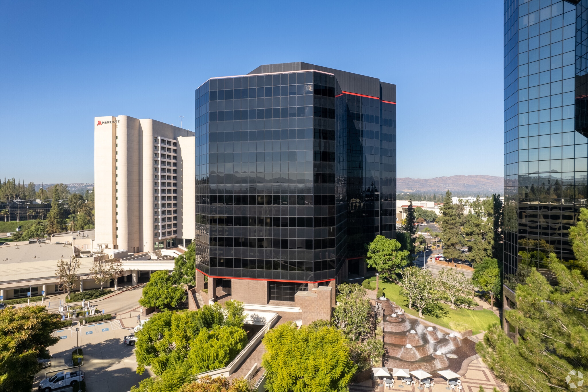 21800 Oxnard St, Woodland Hills, CA for lease Primary Photo- Image 1 of 5