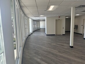 42650 Melanie Pl, Palm Desert, CA for lease Interior Photo- Image 2 of 2