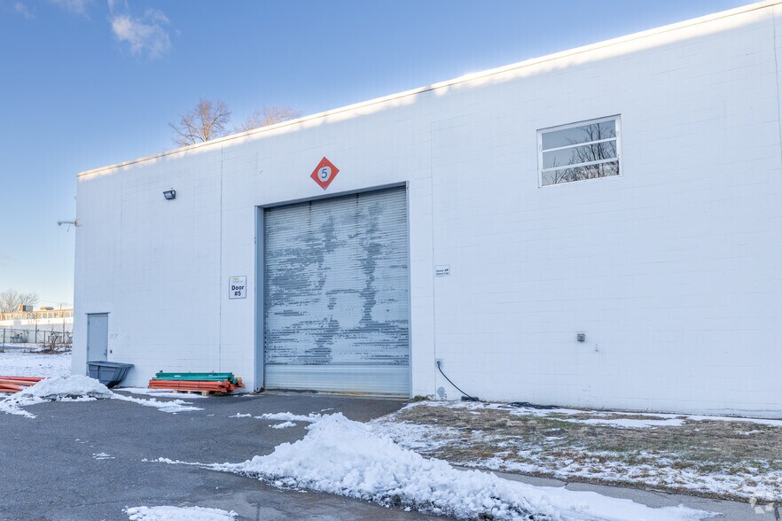 220 Commerce Dr, Montgomeryville, PA à vendre - Photo du bâtiment - Image 3 de 5